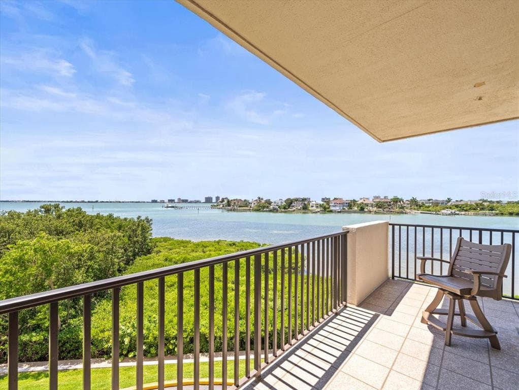 4 BELLEVIEW BOULEVARD UNIT 203 BELLEAIR, FL 33756