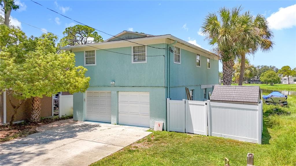 125 MYSTIC LAKE TERRACE N ST PETERSBURG, FL 33702