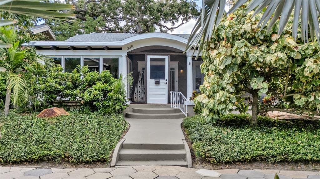 325 16TH AVENUE NE ST PETERSBURG, FL 33704