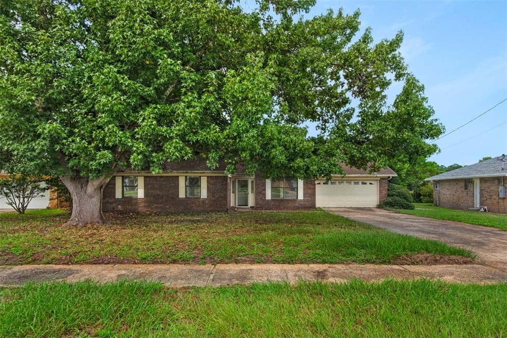 228 LAKESIDE LANE MARY ESTHER, FL 32569