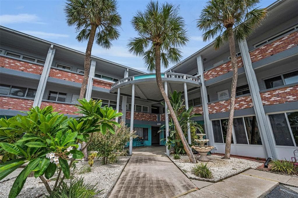 4300 58TH STREET N UNIT 2013 KENNETH CITY, FL 33709