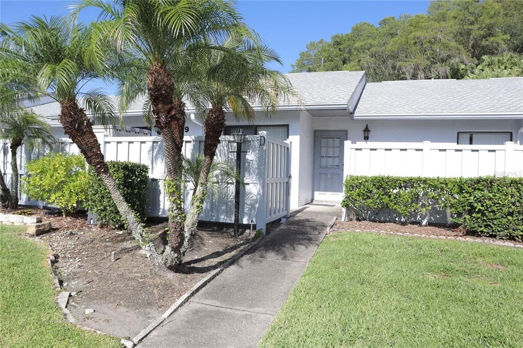 1389 PINE RIDGE CIRCLE E UNIT D8 TARPON SPRINGS, FL 34688