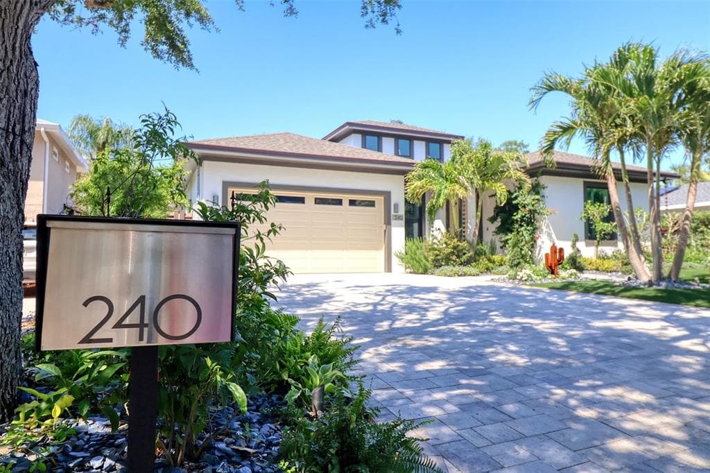240 GROVE CIRCLE N DUNEDIN, FL 34698