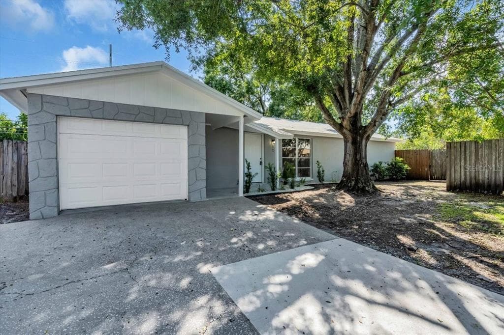 6702 GLEN FOREST COURT TAMPA, FL 33615