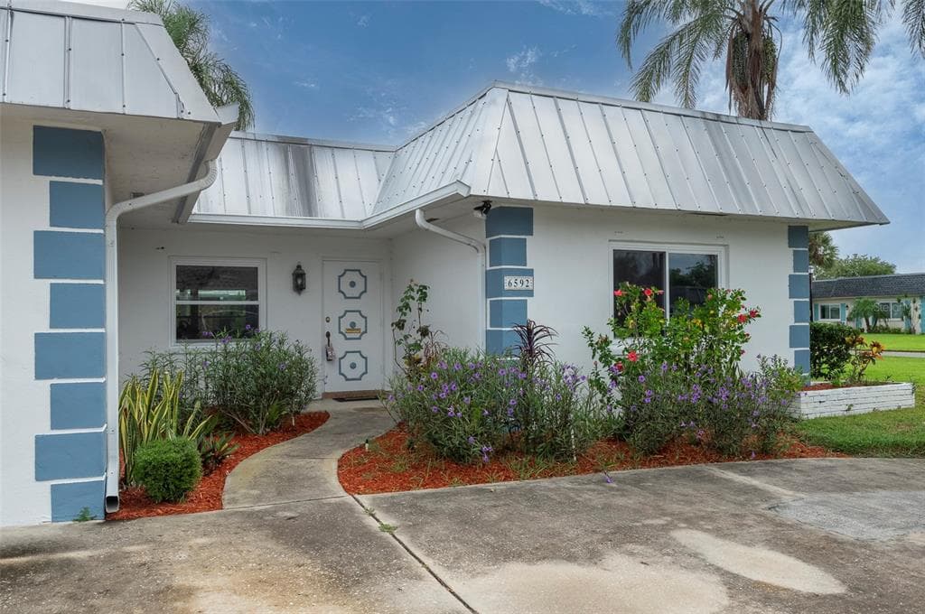 6592 GRAND BAHAMA DRIVE SEMINOLE, FL 33777
