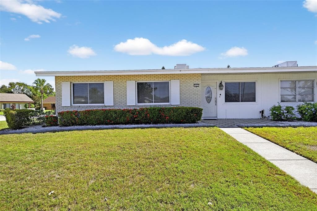 202 S PEBBLE BEACH BOULEVARD UNIT 202 SUN CITY CENTER, FL 33573