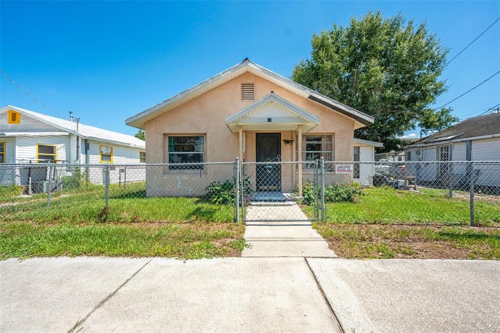 52 N 4TH STREET EAGLE LAKE, FL 33839