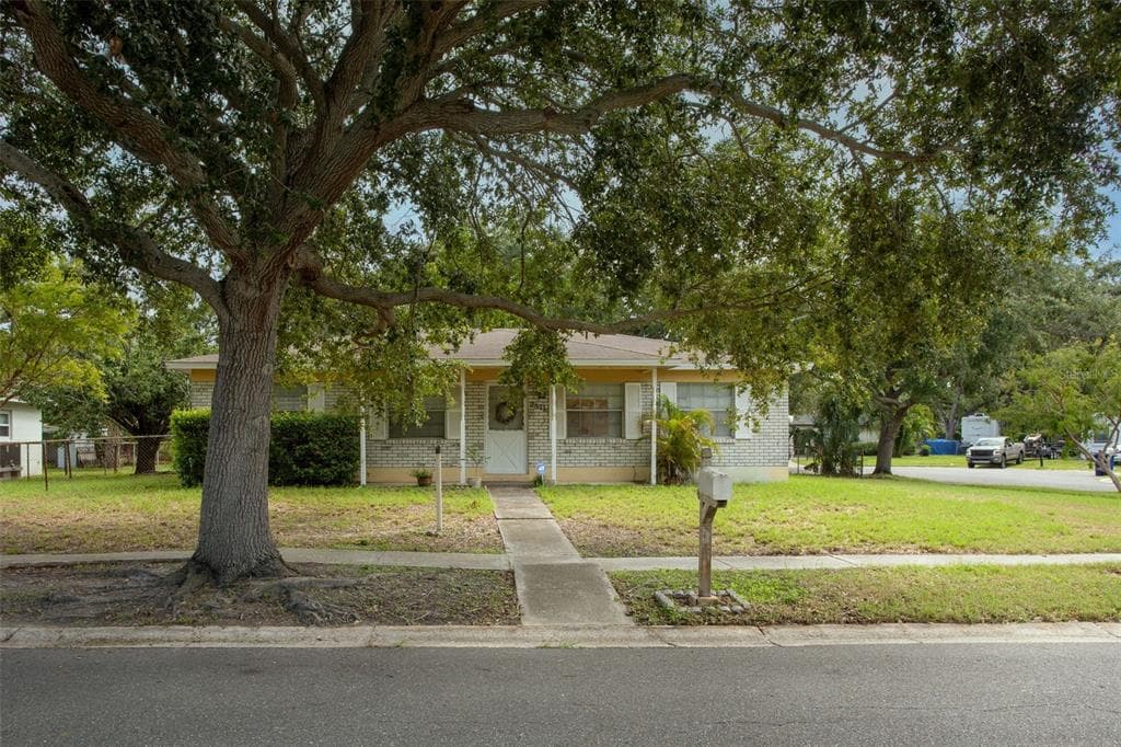 2811 W PEARL AVENUE TAMPA, FL 33611