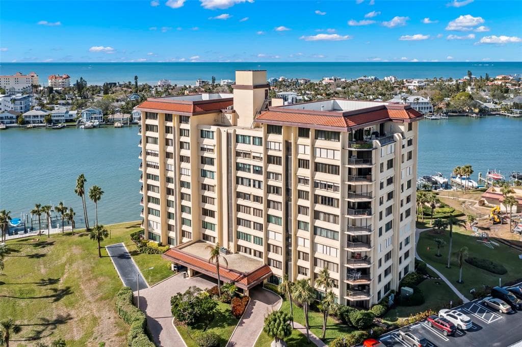 700 ISLAND WAY UNIT 704 CLEARWATER BEACH, FL 33767