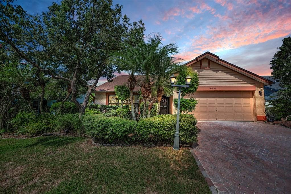 8609 THIMBLEBERRY LANE TAMPA, FL 33635