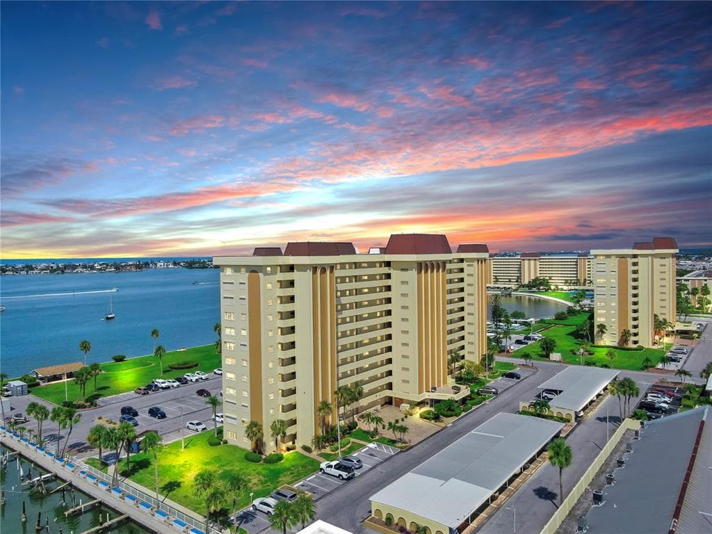 4550 COVE CIRCLE UNIT 605 ST PETERSBURG, FL 33708