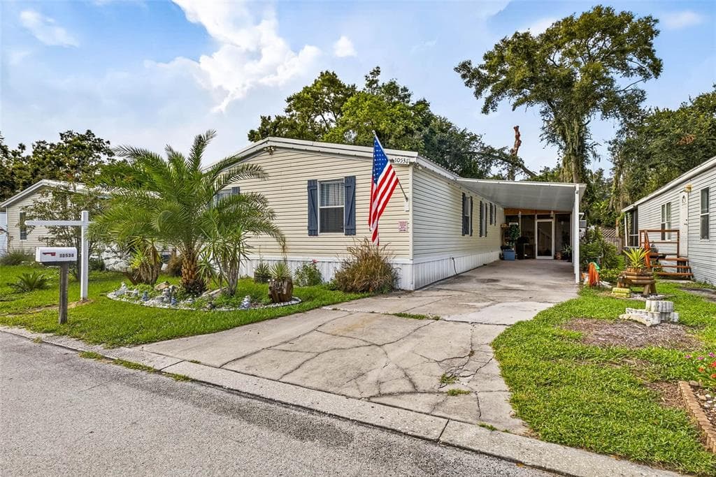 10538 BAY HILLS CIRCLE THONOTOSASSA, FL 33592