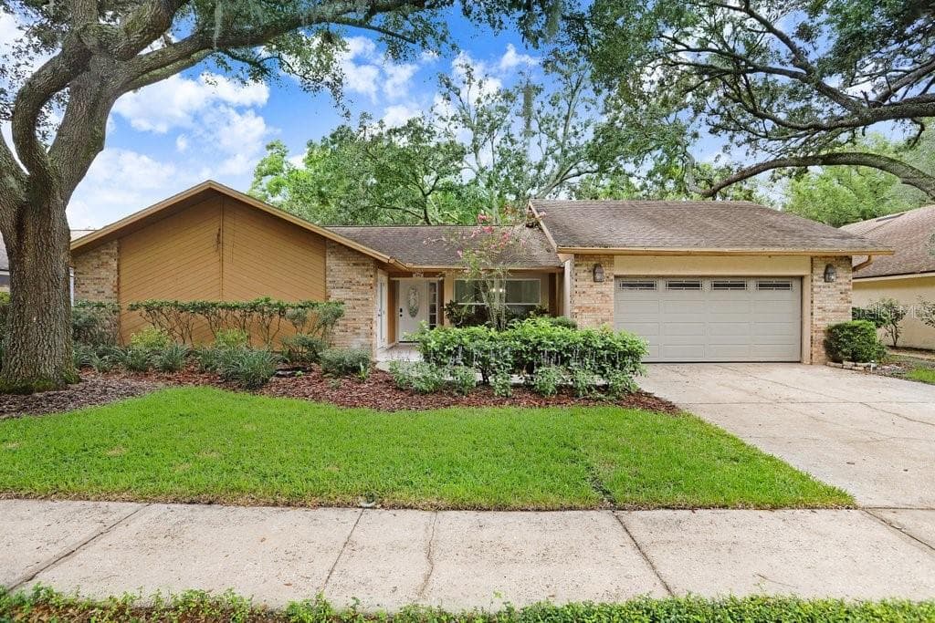 1040 SYLVIA LANE TAMPA, FL 33613