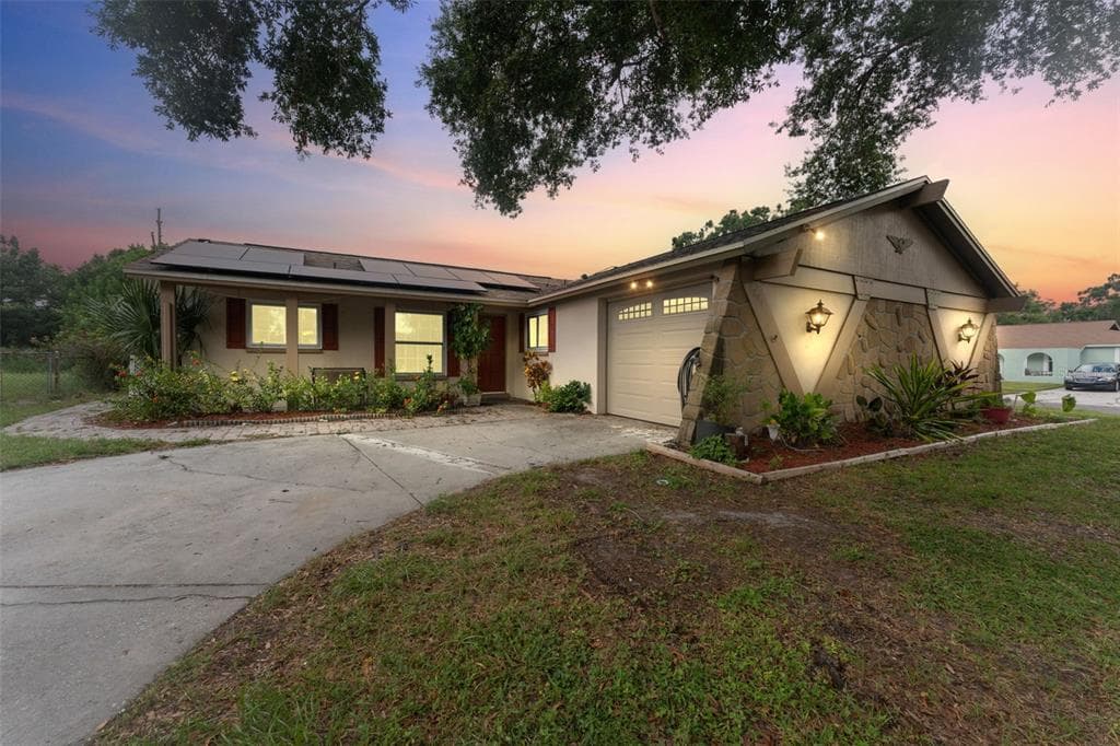 8841 OAK CIRCLE TAMPA, FL 33615