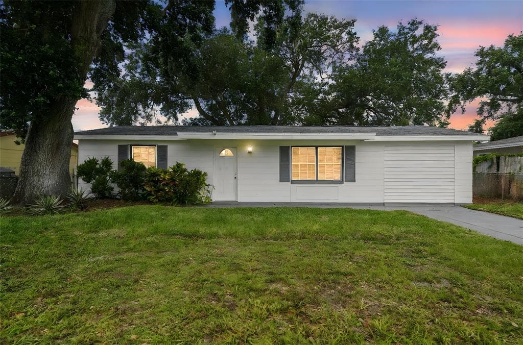 1833 KNOLLWOOD DRIVE