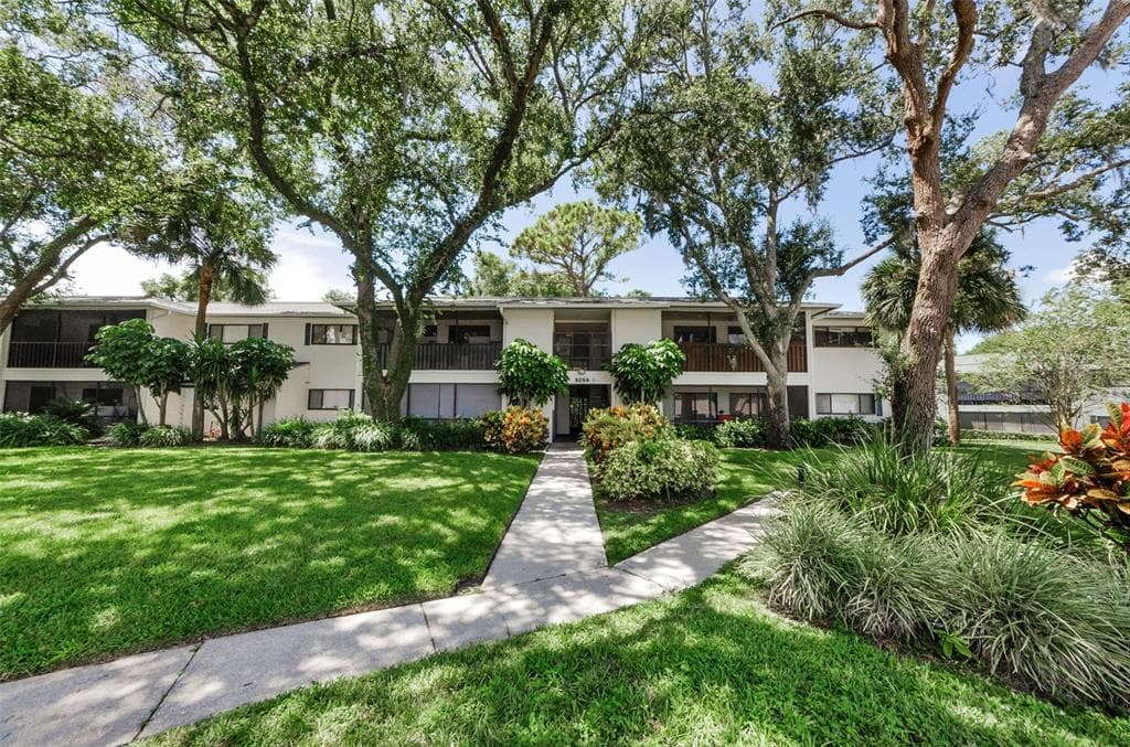 3259 FOX CHASE CIRCLE N UNIT 106 PALM HARBOR, FL 34683