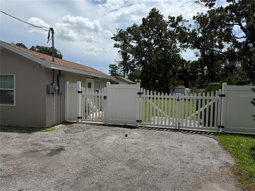 8710 MAYFLOWER ROAD TAMPA, FL 33615