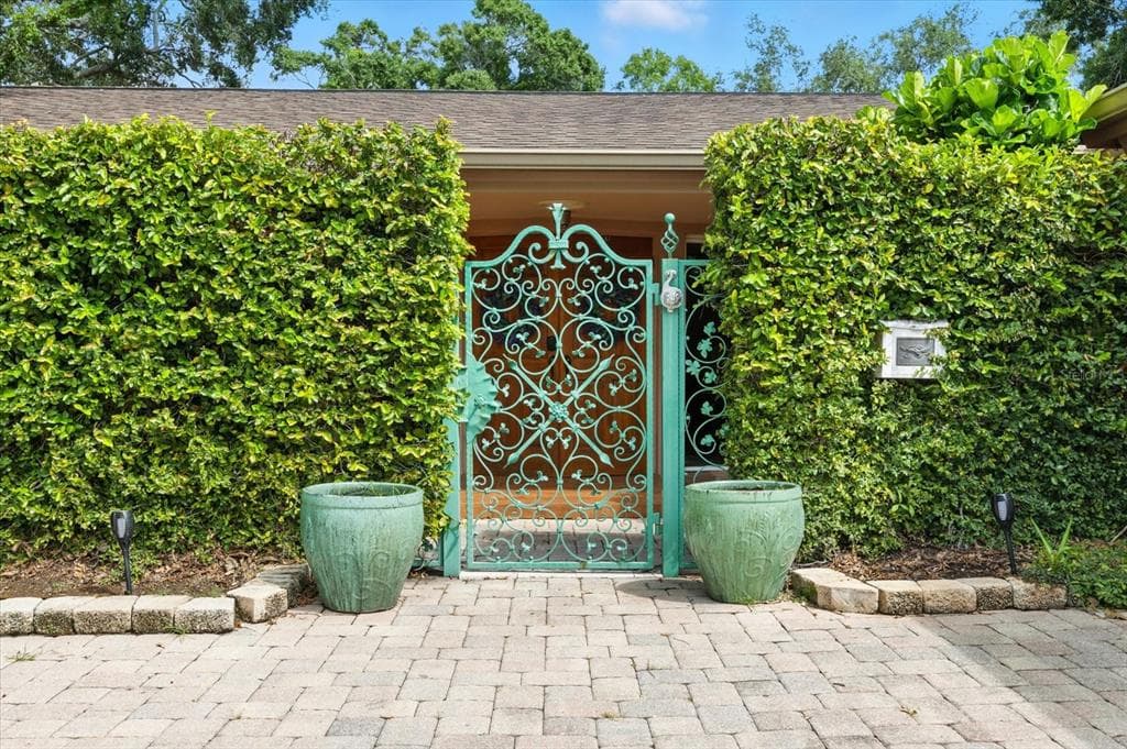 425 PONCE DE LEON BOULEVARD BELLEAIR, FL 33756