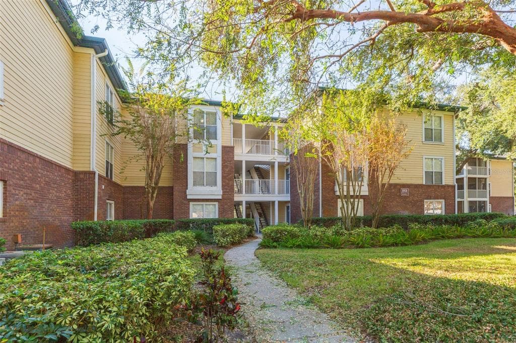 10024 STRAFFORD OAK COURT UNIT 806 TAMPA, FL 33624