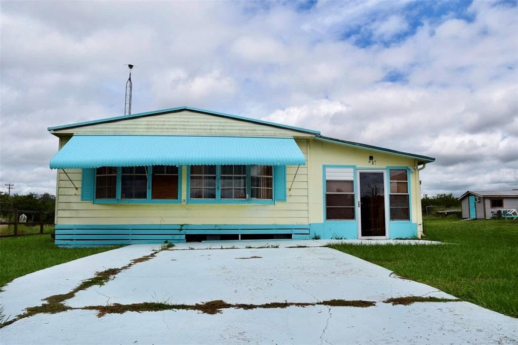 1807 E CLARADGE AVENUE AVON PARK, FL 33825