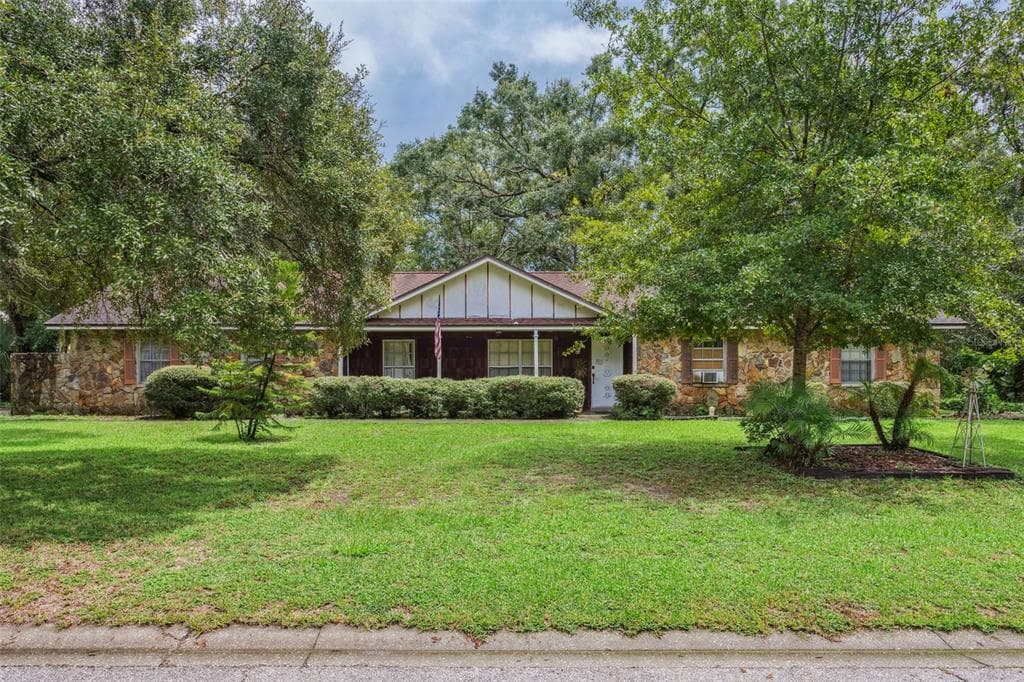15509 WALDEN AVENUE TAMPA, FL 33618