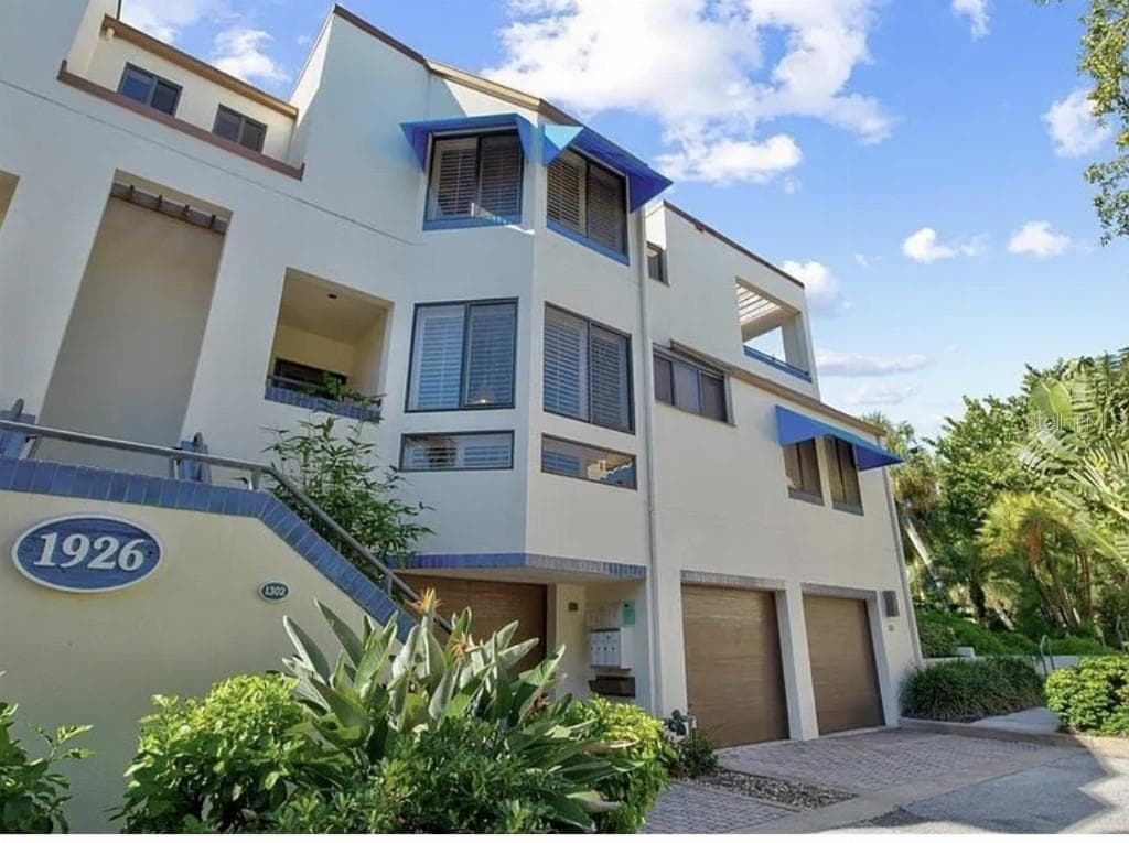 1926 HARBOURSIDE DRIVE UNIT 1302 LONGBOAT KEY, FL 34228