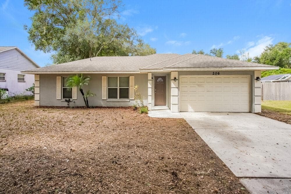 206 HOWARD COURT MASCOTTE, FL 34753