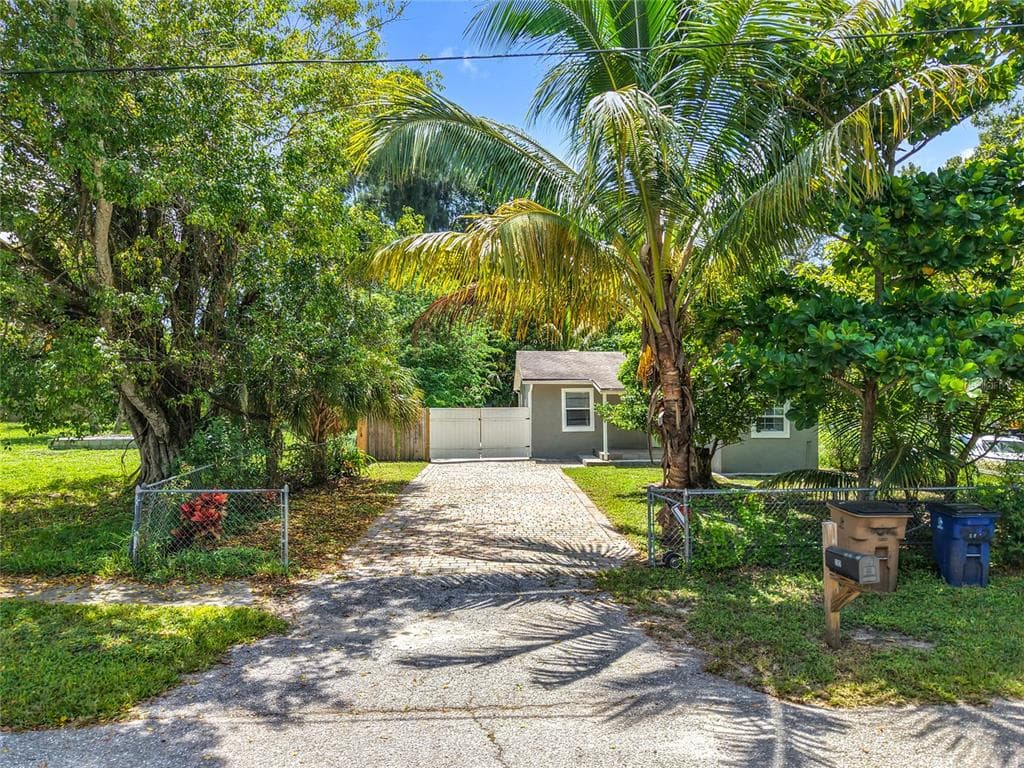 262 PALMACEA ROAD FORT MYERS, FL 33905