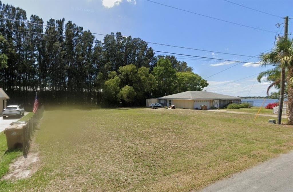 SAUNDERS CIRCLE TAVARES, FL 32778