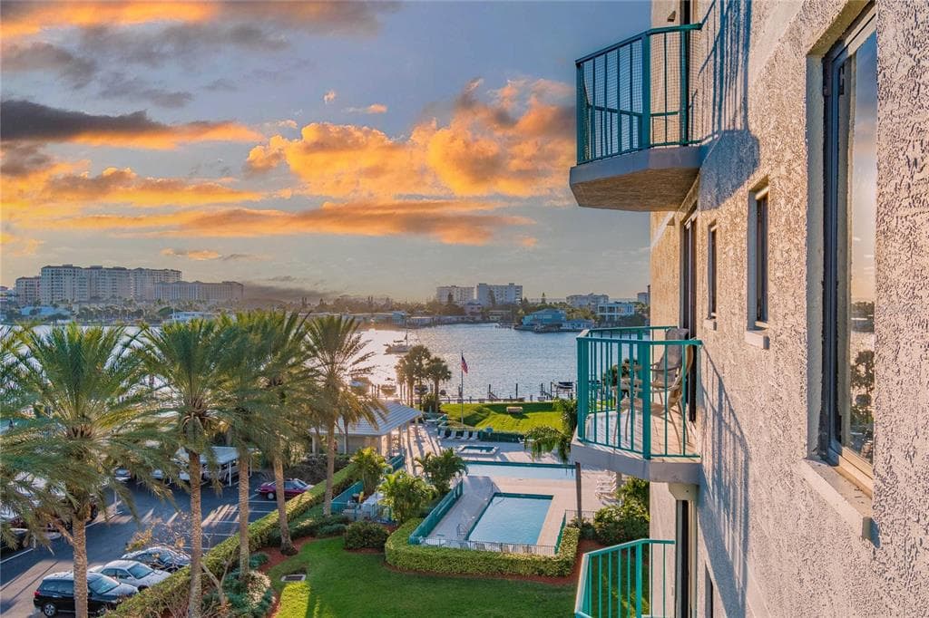 670 ISLAND WAY UNIT 602 CLEARWATER BEACH, FL 33767