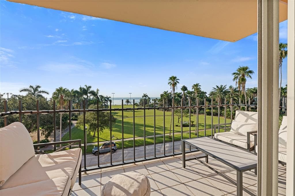 1120 N SHORE DRIVE NE UNIT 402 ST PETERSBURG, FL 33701