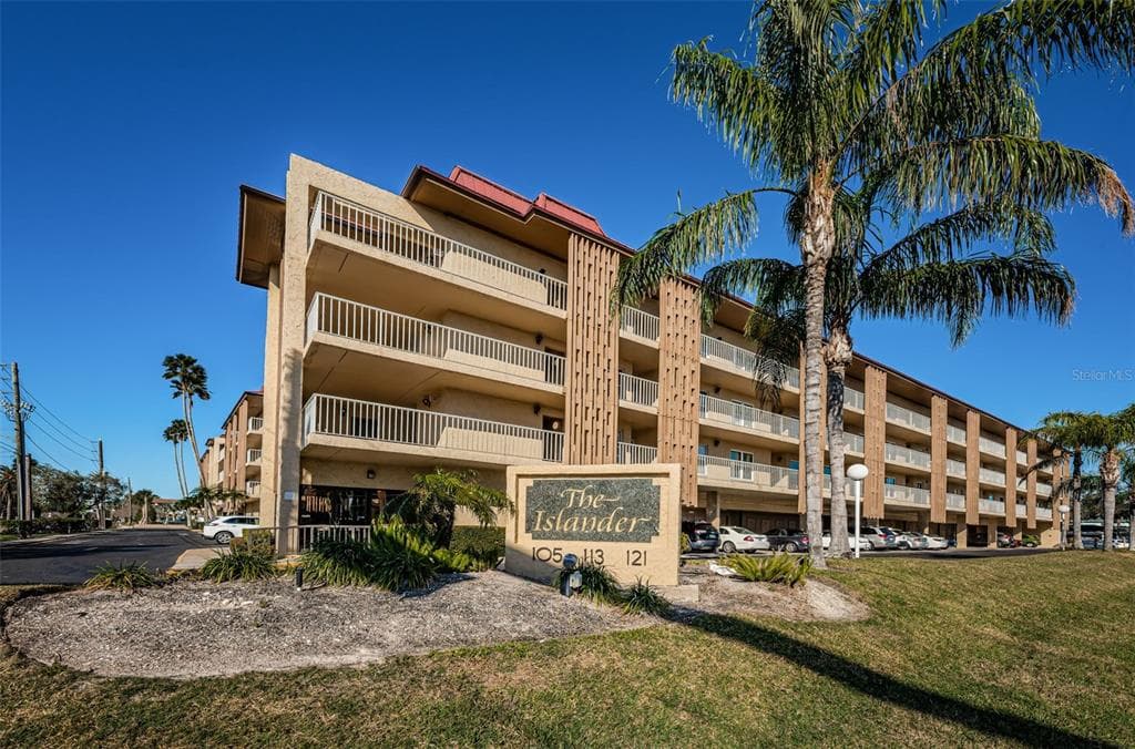 105 ISLAND WAY UNIT 147 CLEARWATER BEACH, FL 33767