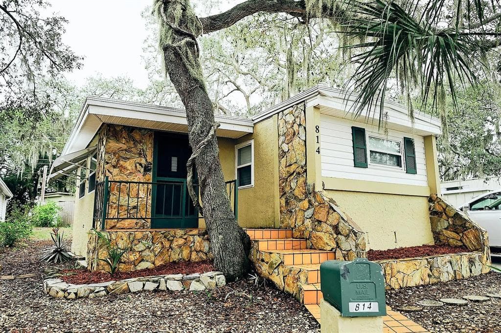 814 ELKAN DRIVE TARPON SPRINGS, FL 34689