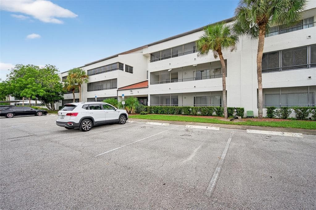 2583 COUNTRYSIDE BOULEVARD UNIT 3212 CLEARWATER, FL 33761