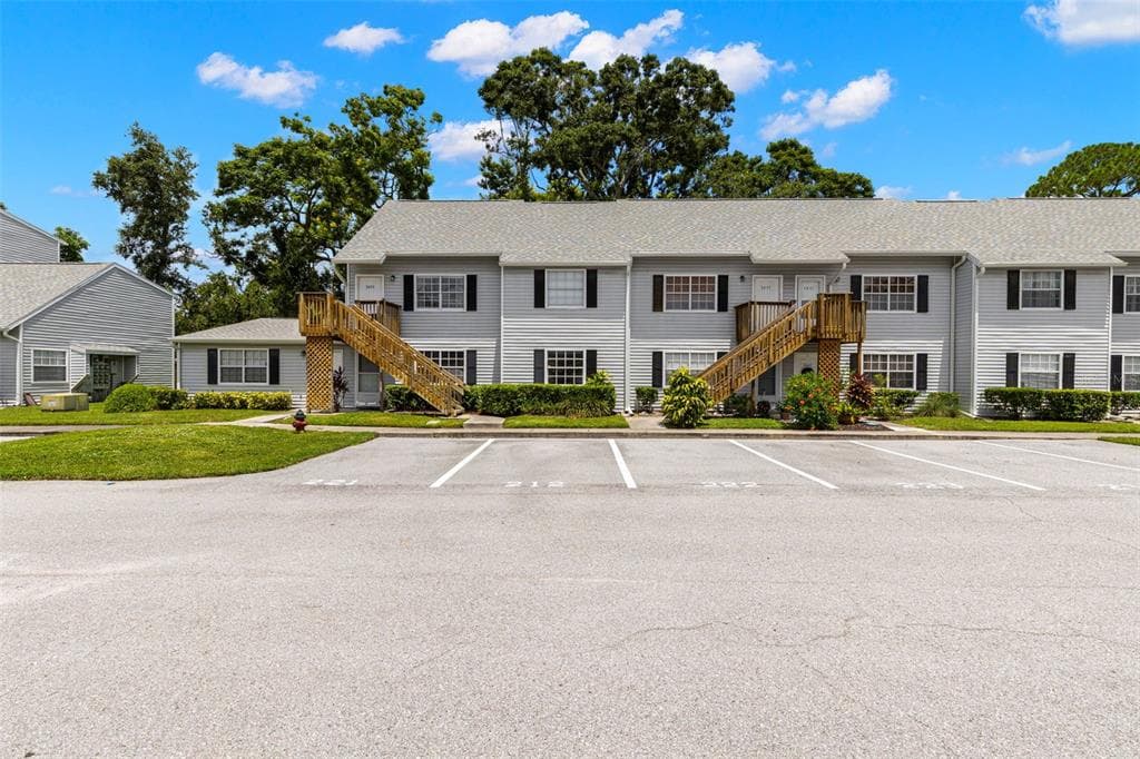 5653 67TH AVENUE N UNIT 221 PINELLAS PARK, FL 33781