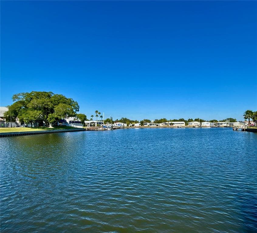 144 AMERICANA COURT NE UNIT 218 ST PETERSBURG, FL 33702