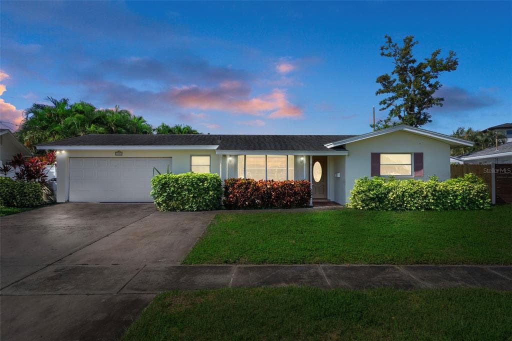 1563 EDEN ISLE BOULEVARD NE ST PETERSBURG, FL 33704