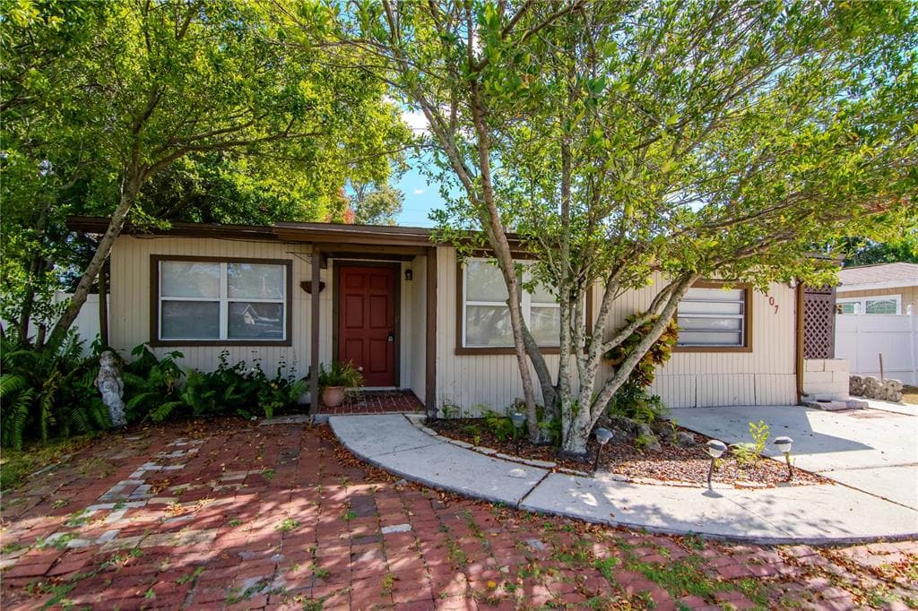 107 EMERALD LANE LARGO, FL 33771