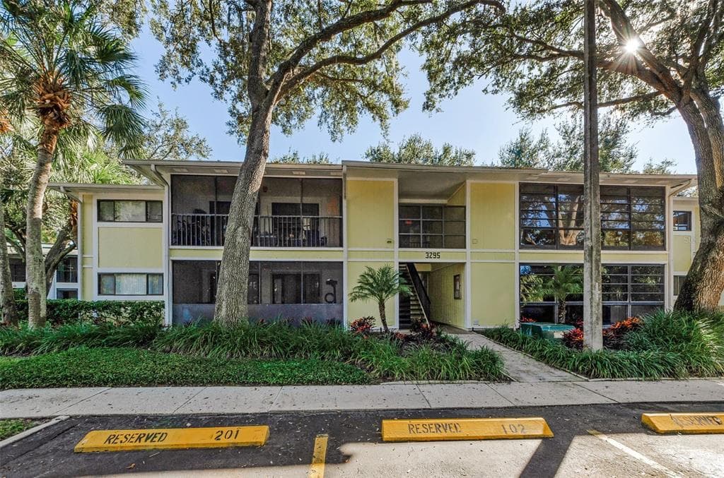 3295 FOX CHASE CIRCLE N UNIT 104 PALM HARBOR, FL 34683