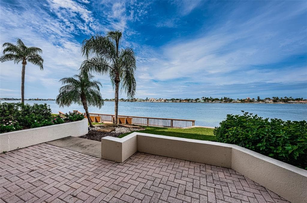 6083 BAHIA DEL MAR CIRCLE UNIT 158 ST PETERSBURG, FL 33715