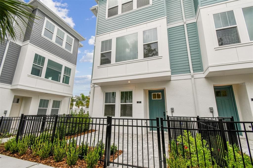475 31ST WAY N ST PETERSBURG, FL 33713