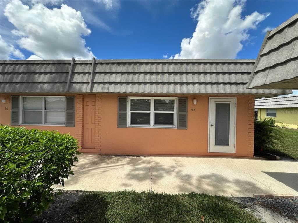 201 BEDFORD STREET UNIT 95 SUN CITY CENTER, FL 33573