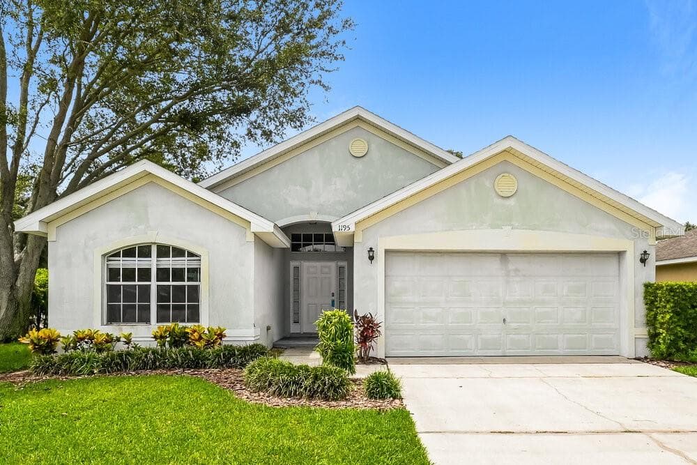 1195 LAKE PLACE COURT LAKELAND, FL 33805