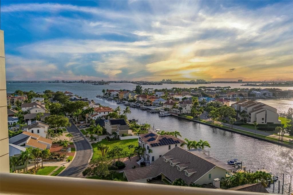 5950 PELICAN BAY PLAZA S UNIT PH - 2D GULFPORT, FL 33707