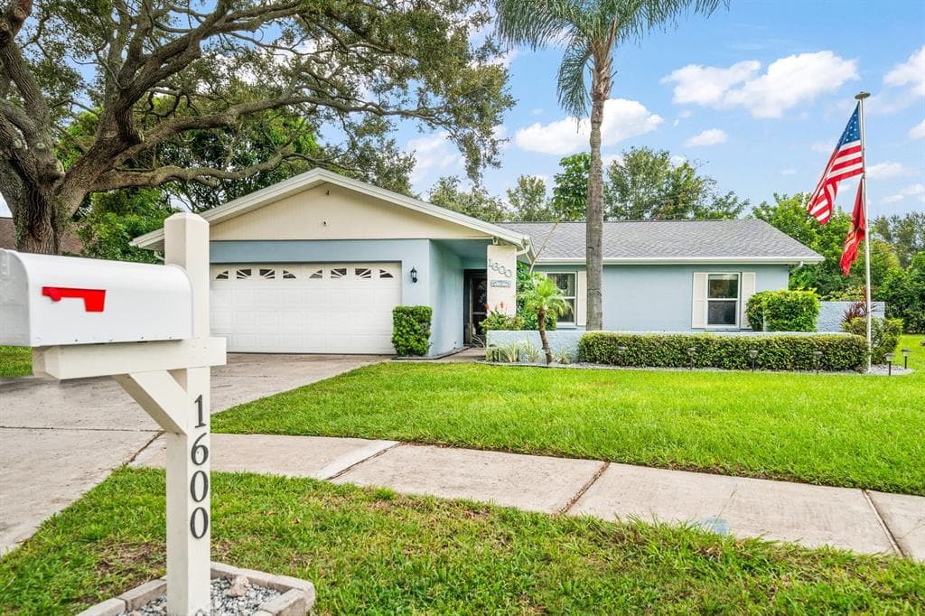 1600 DALE CIRCLE W DUNEDIN, FL 34698