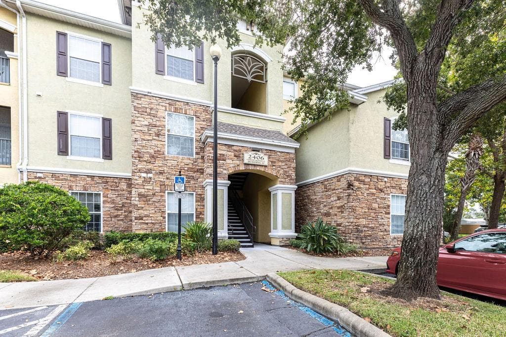 2406 COURTNEY MEADOWS COURT UNIT 303 TAMPA, FL 33619