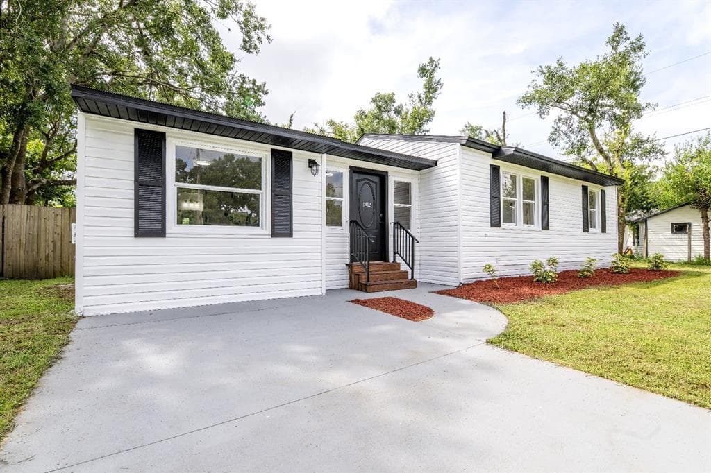 4903 W BARTLETT DRIVE TAMPA, FL 33603
