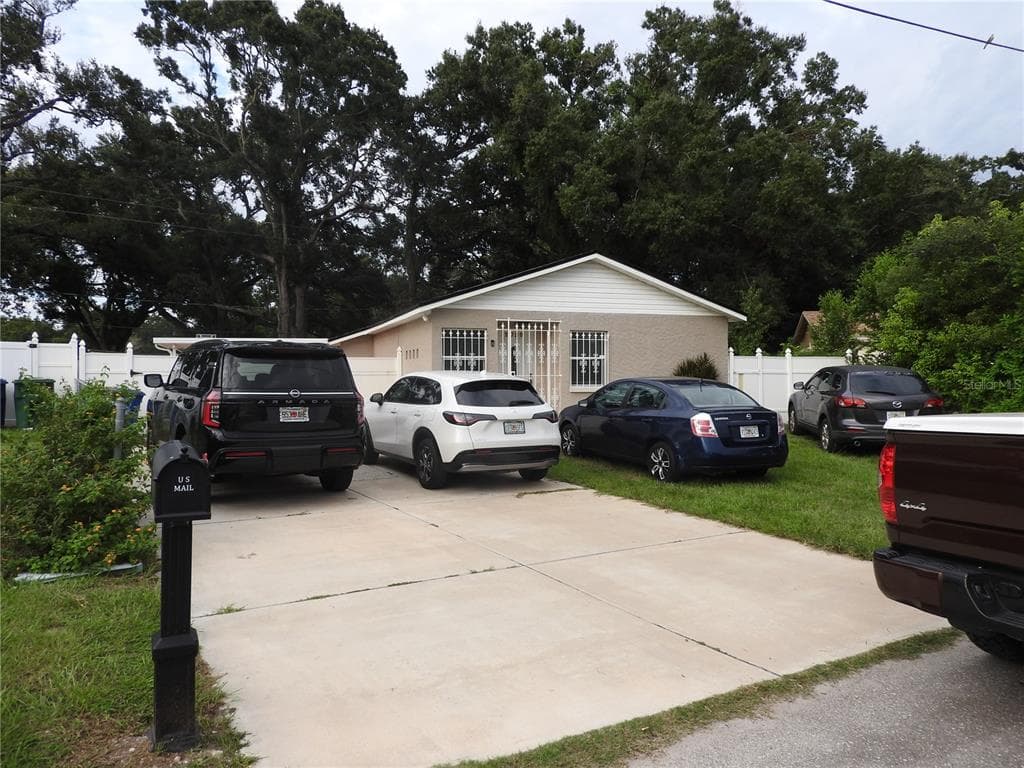 2729 BEL AIRE CIRCLE TAMPA, FL 33614