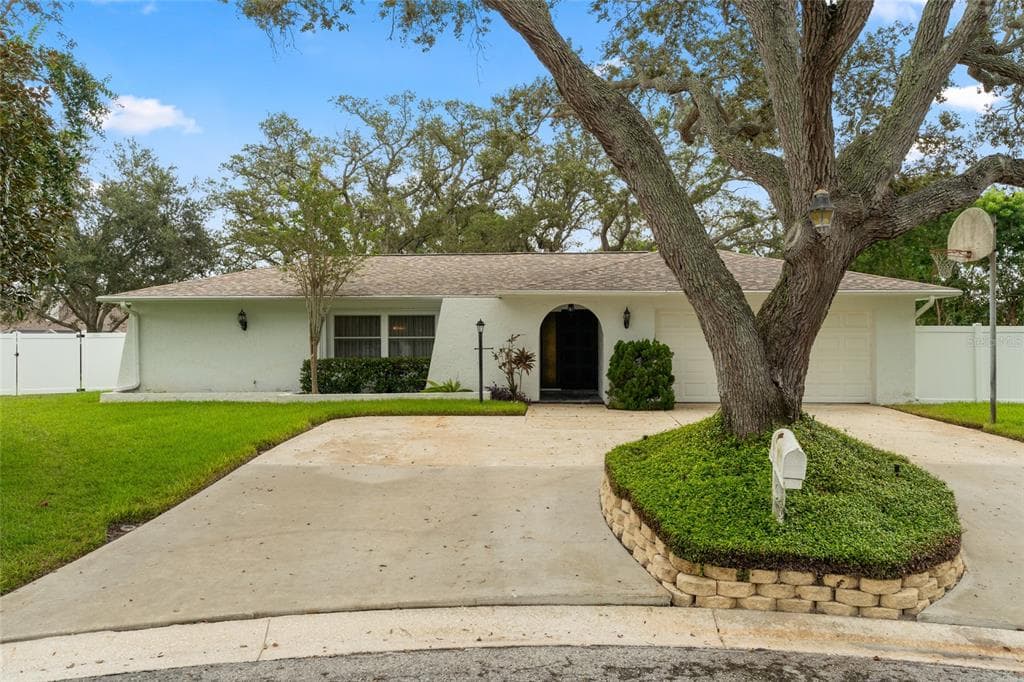 10389 BAY HILLS DRIVE LARGO, FL 33774