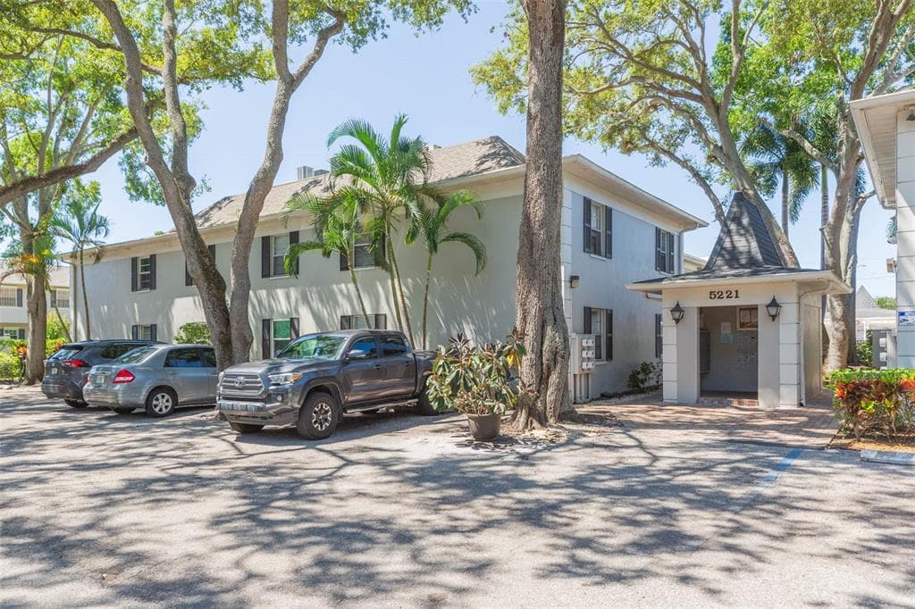 5221 BAYSHORE BOULEVARD UNIT 34 TAMPA, FL 33611